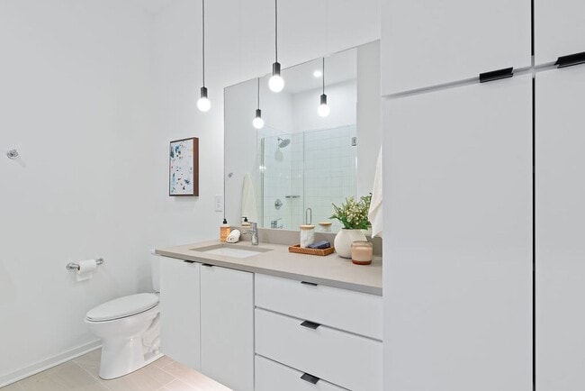 Building Photo - Modern downtown condo studio with private balcony & parking space.