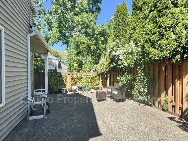 Building Photo - 2988 NE 13th Dr