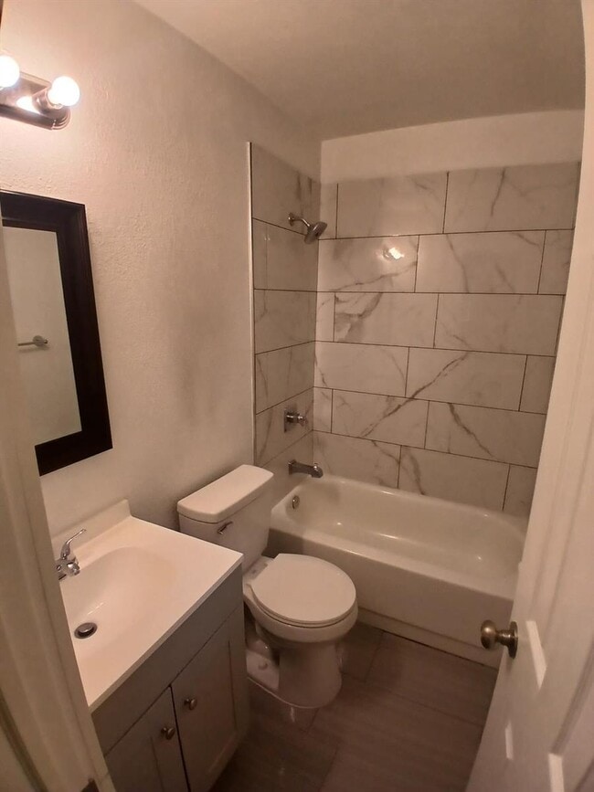 Building Photo - 1320 NE 146th St