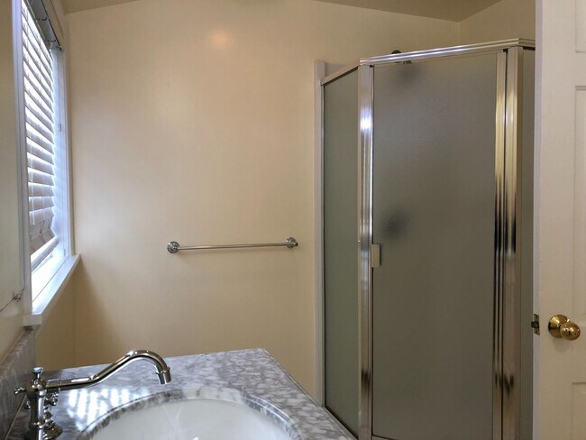 Building Photo - Elegant and Luxury home in Medina, 5 bedro...