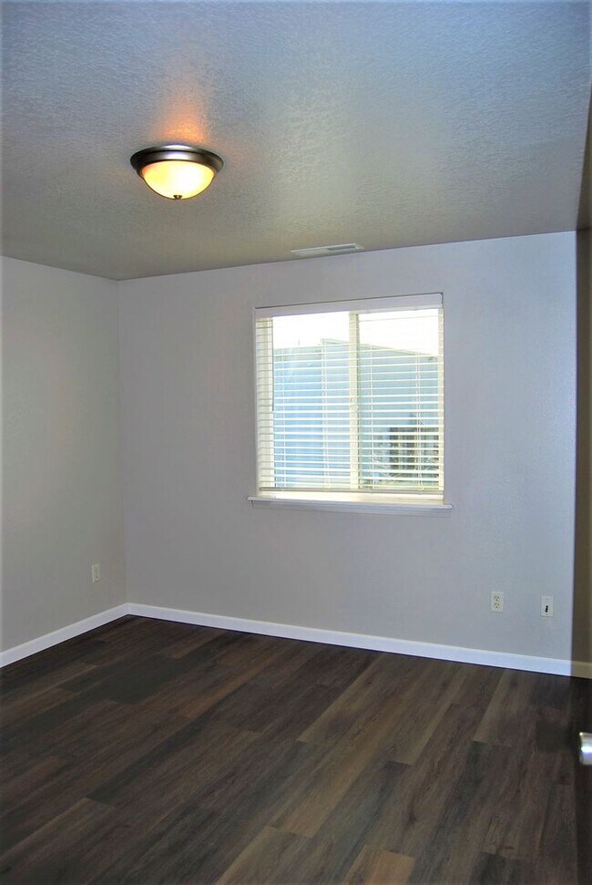 Building Photo - 4 bedroom 2.5 Bath NE Salem OR
