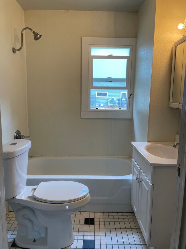 Building Photo - 4 Bed 2 Bath Old Town Fort Collins Home on Corner Lot