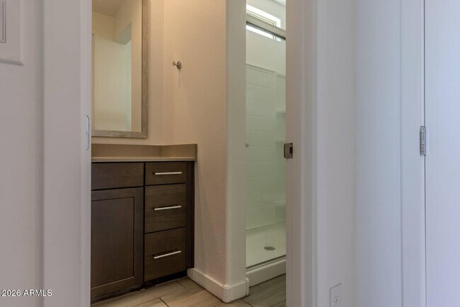 Building Photo - 9115 W Glenrosa Ave