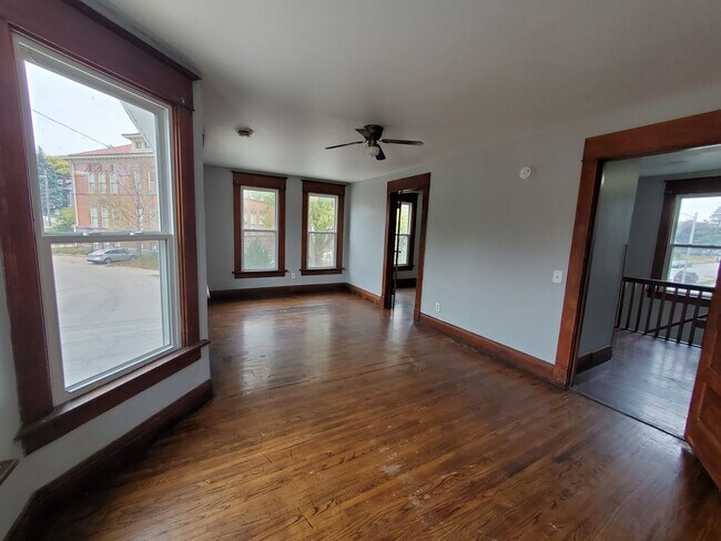 Building Photo - 2047 W 6th St