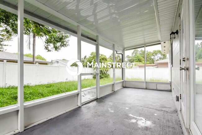 Building Photo - 3 Bedroom Pet-Friendly Home in Tarpon Spri...