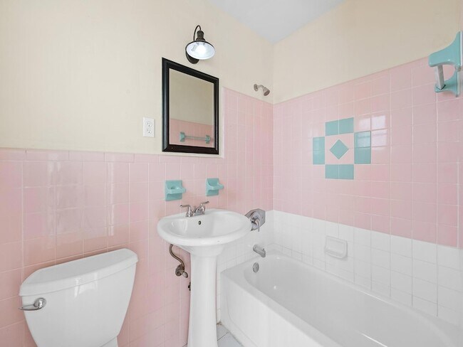 Building Photo - 1219 NE 14th Ave