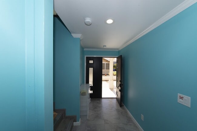 Building Photo - 933 18th Ave