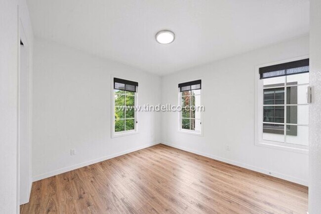 Building Photo - Modern Three-Story Townhouse in Hosford-Ab...