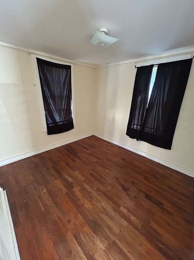 Building Photo - 2 Bedroom