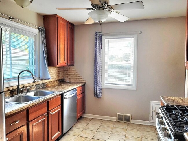 Building Photo - 4515 W Morgan Ave