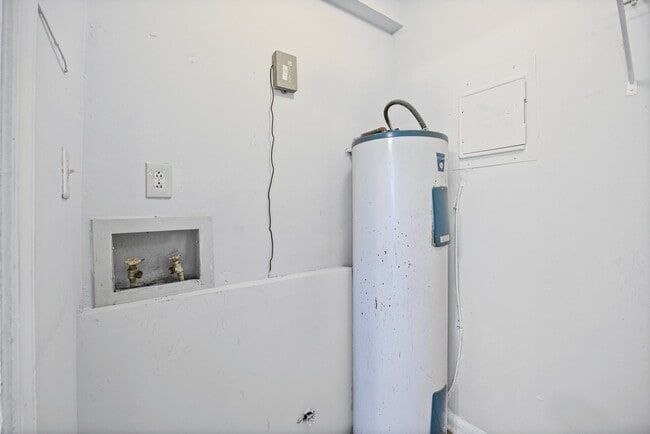 Building Photo - Lovely 2-Bed, 1.5 Bath Townhome in Quail Run of Charlotte!