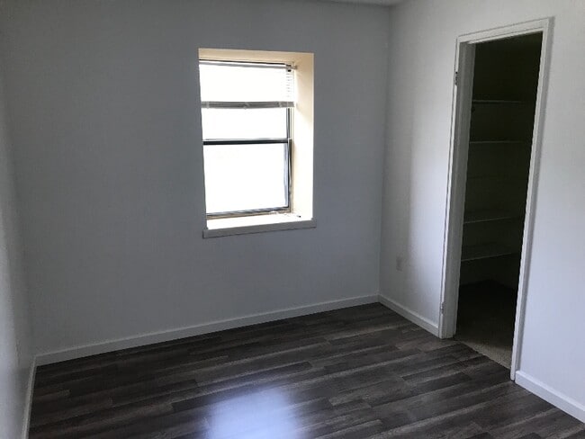 Building Photo - 1908 Silver Ct