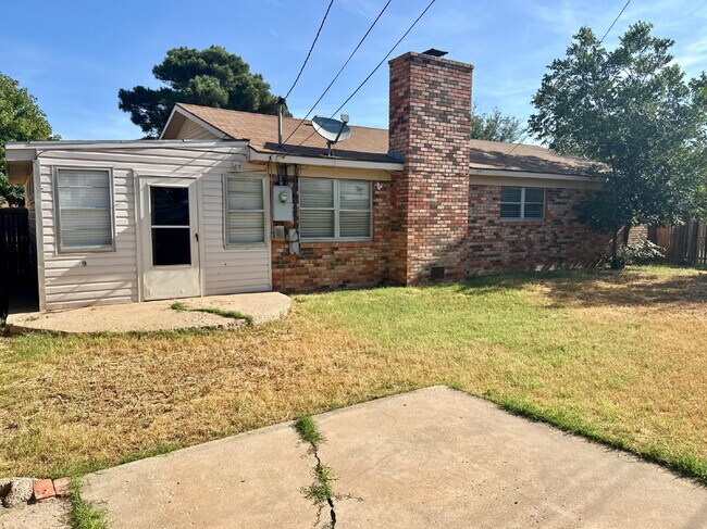 Building Photo - Beautiful 3/2 with a Bonus Room!