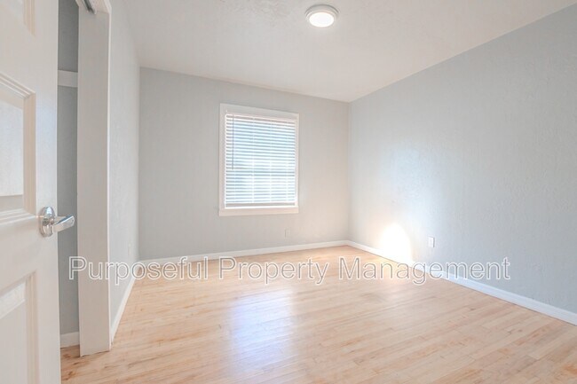 Building Photo - 4712 N Sterling Ave