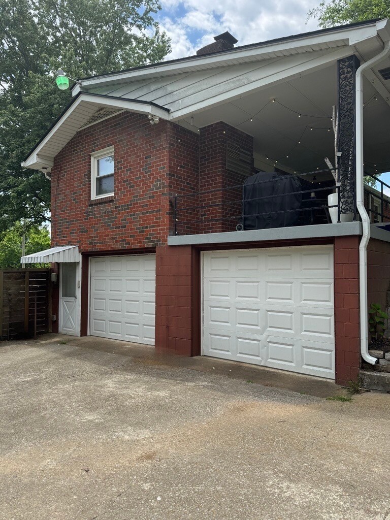 Building Photo - 568 Whispering Hills Dr