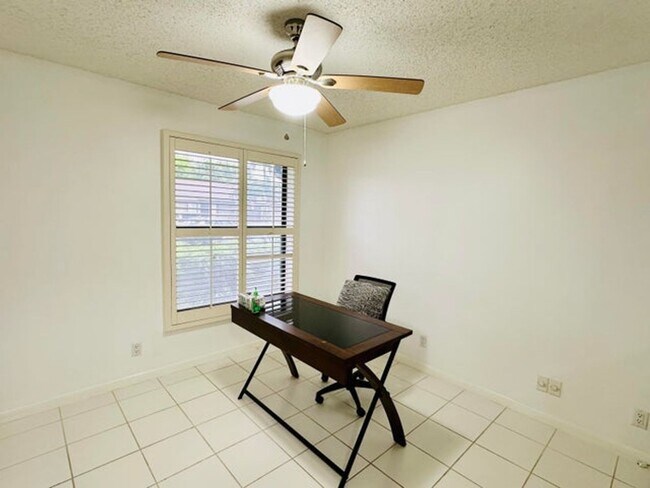 Building Photo - 5077 Forsythia St