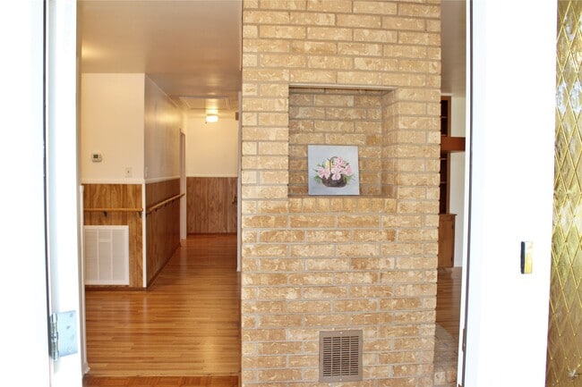 Building Photo - 218 Smith St