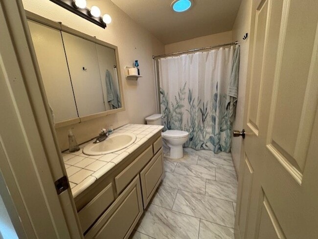 Building Photo - Updated home in a desirable SE neighborhood on a large lot