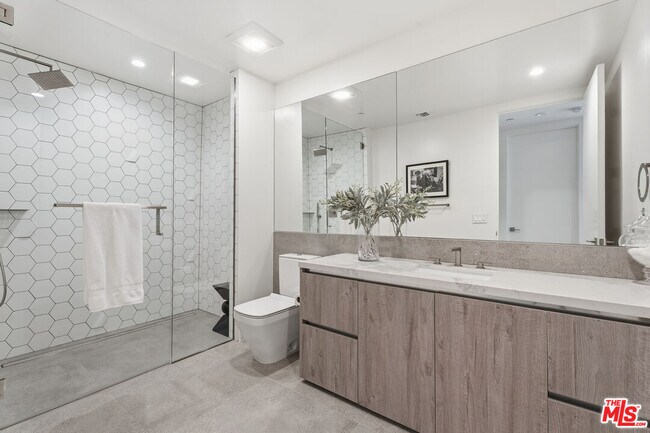 Building Photo - 725 Croft Ave