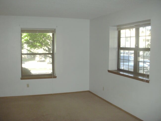 Building Photo - 942 S Walden St