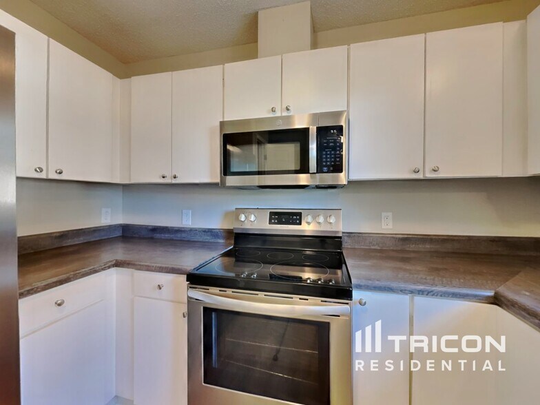 Building Photo - 1004 Spruce Dr