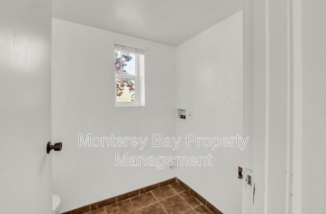 Building Photo - 3137 Seacrest Ave