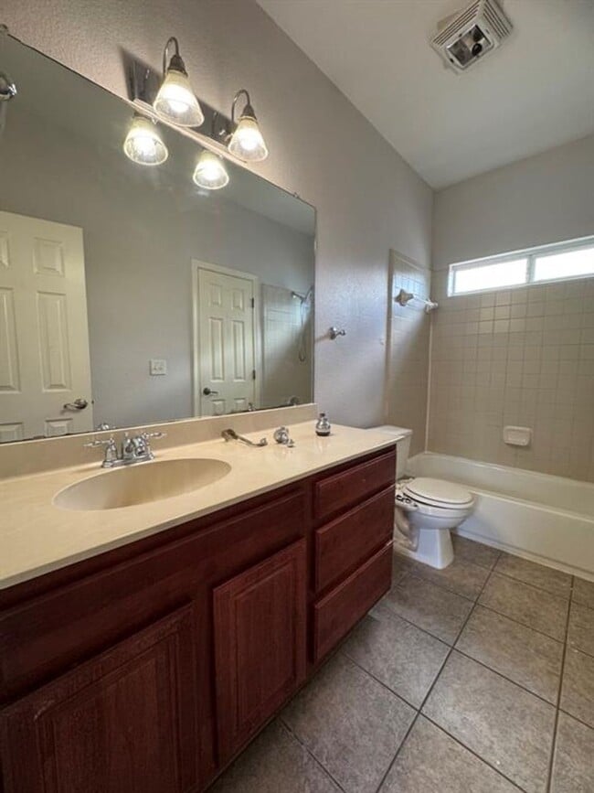 Building Photo - Townhome available off East MLK