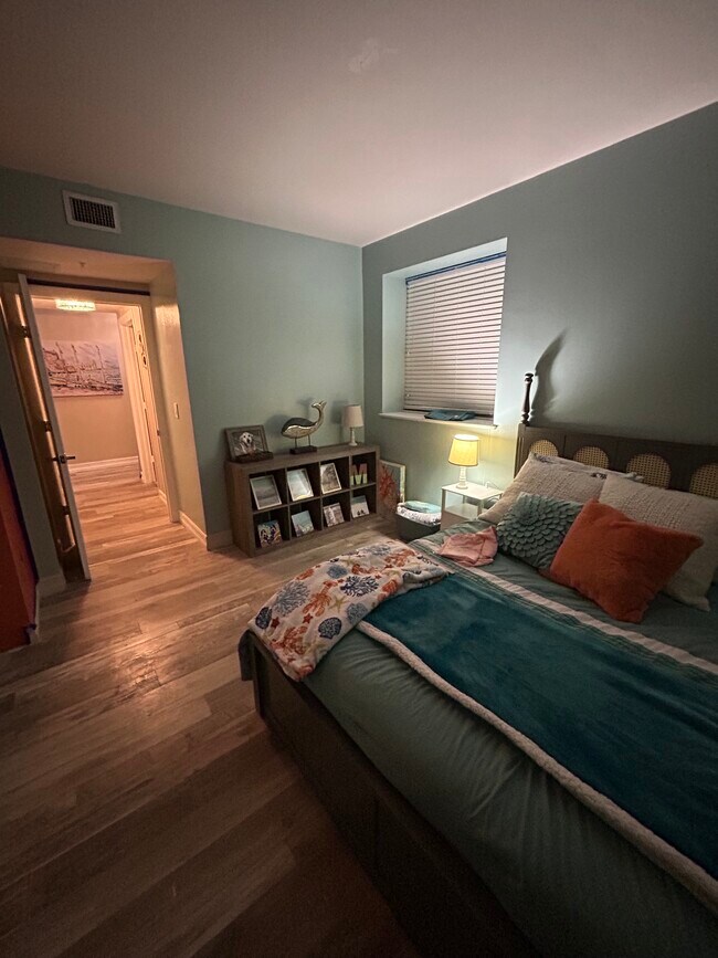 Building Photo - 3000 Oasis Grand Blvd