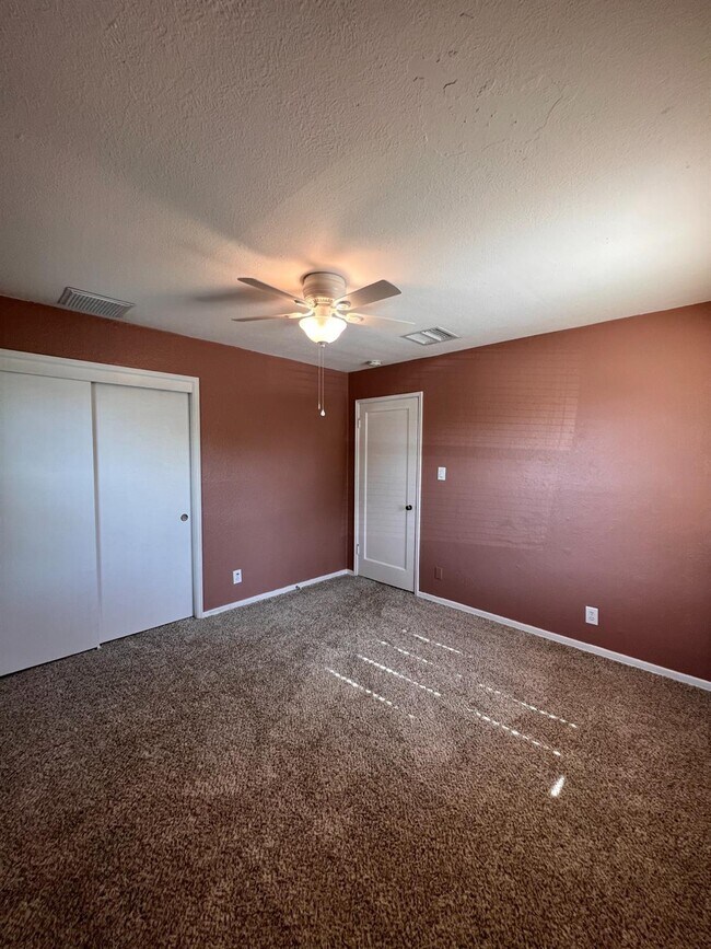 Building Photo - 3402 E Weldon Ave