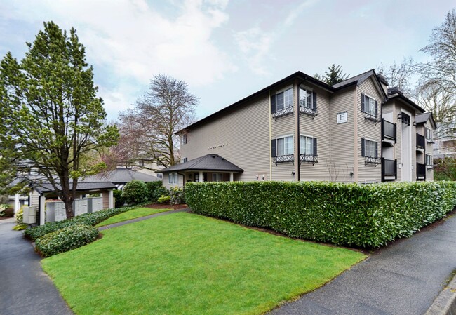 Building Photo - Available Now! Beautiful Kirkland Condo - ...