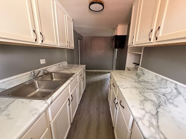Building Photo - Charming 2BR Home in Highland Park Des Moines Coming Soon!