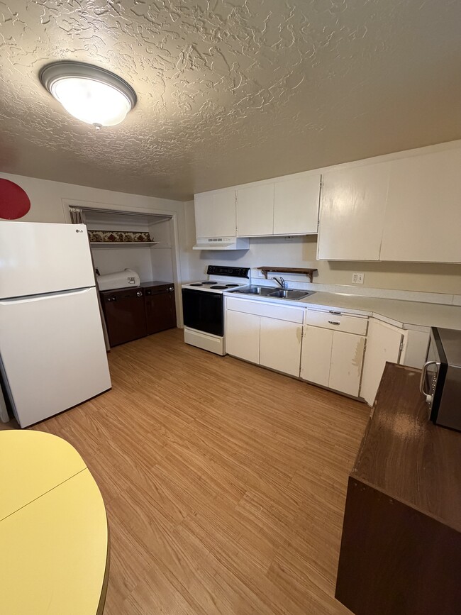 Building Photo - Lava Fife Triplex