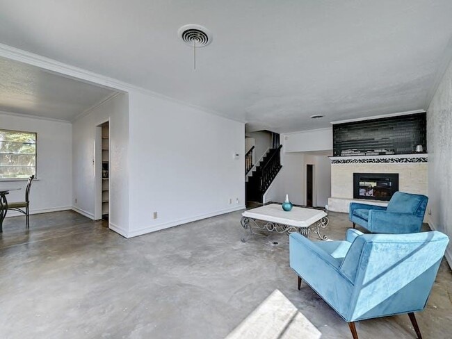 Building Photo - 1802 Temple Dr