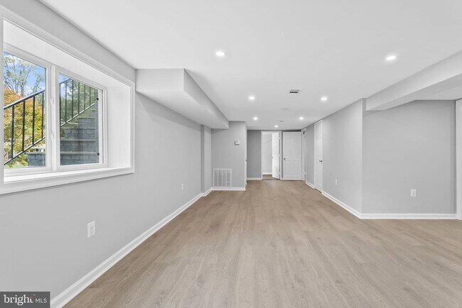Building Photo - 5822 Brookview Dr