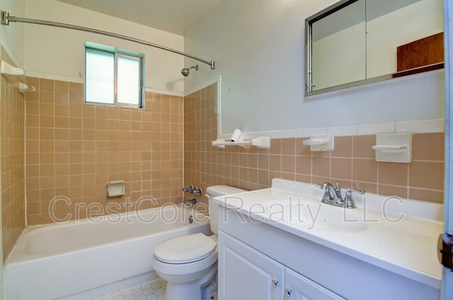 Building Photo - 21 Diana St