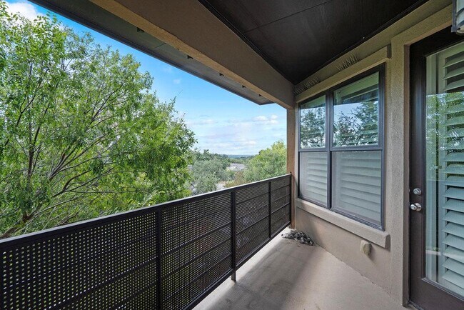 Building Photo - 6533 E Hill Dr