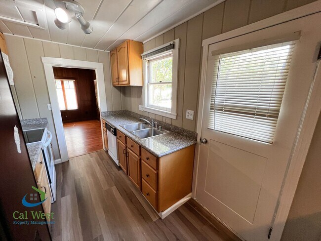 Building Photo - $3,295 - Beautiful 3 BD/1.5 BA Home in Old...