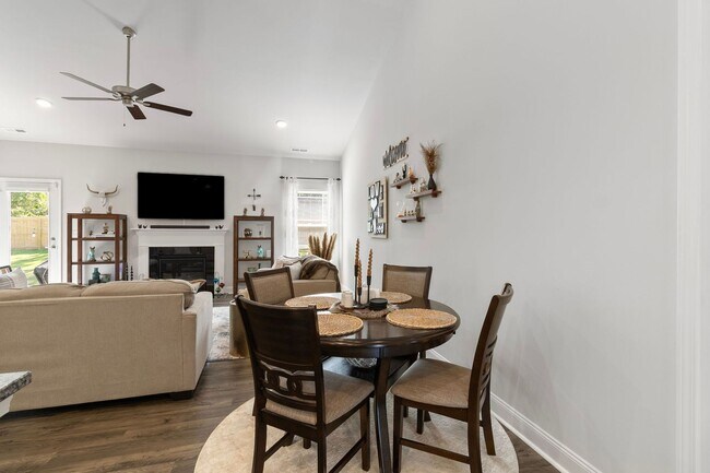 Building Photo - Beautiful 3 Bedroom 2 Bath Ranch