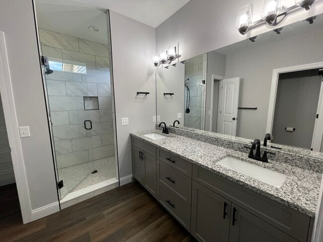 Building Photo - Beautiful 3 Bed / 2 Bath Home with 3-Car G...