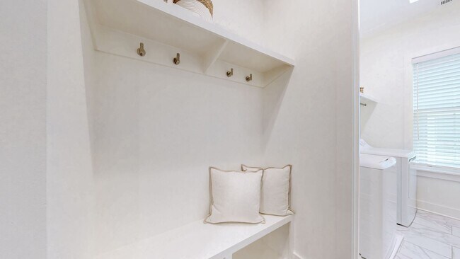 Building Photo - Franklin Gem Walking Distance to Downtown!