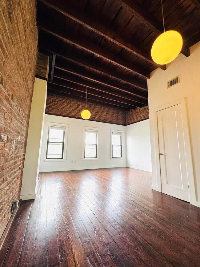 Building Photo - 252 Suydam Ave