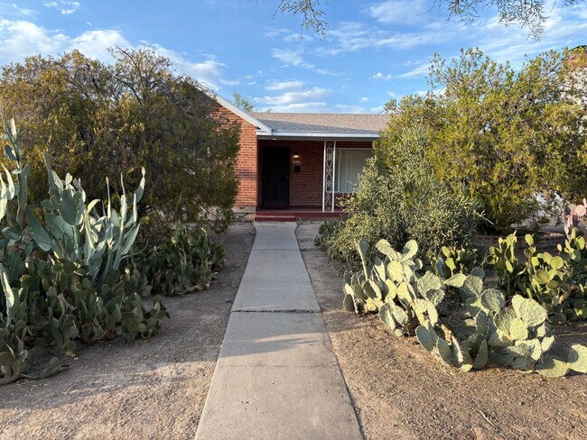Primary Photo - 2 bedroom, 1 bathroom house near Universit...