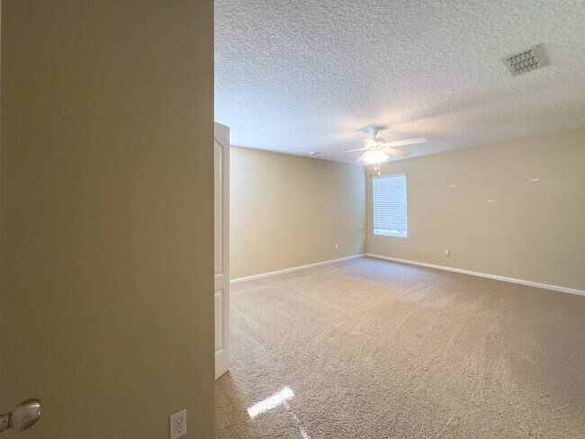 Building Photo - 15 Hunters Hollow Ct
