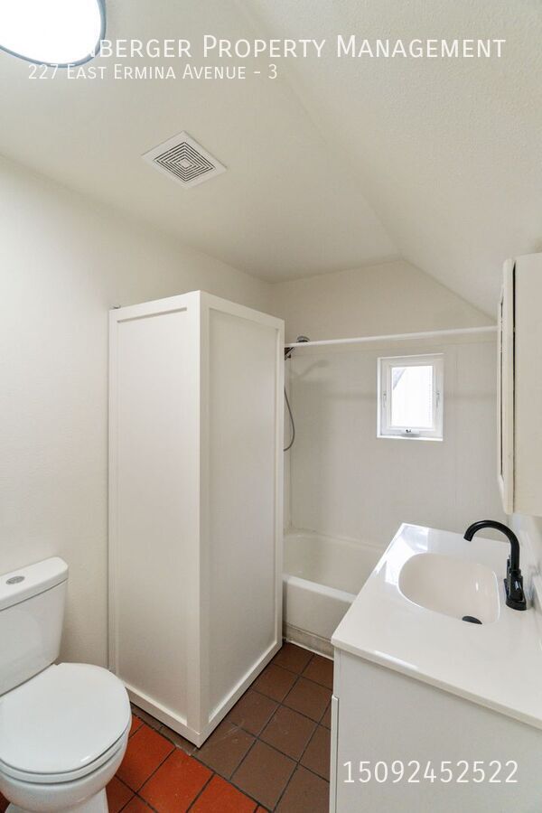 Building Photo - Newly Remodeled 2 Bed 1 Bath Unit!