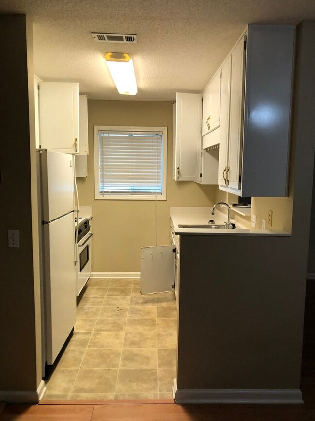 Building Photo - Rolling Acres - End Unit!  CARPET/LVP. WAS...
