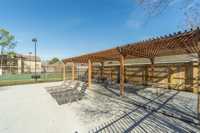 Building Photo - 3300 Pebblebrook Dr