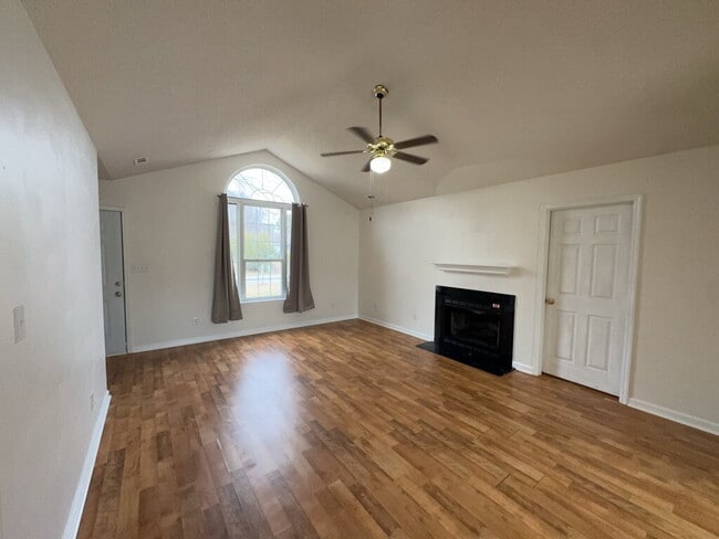 Building Photo - Spacious 3 Bedroom Home-122 Horse Shoe Bend