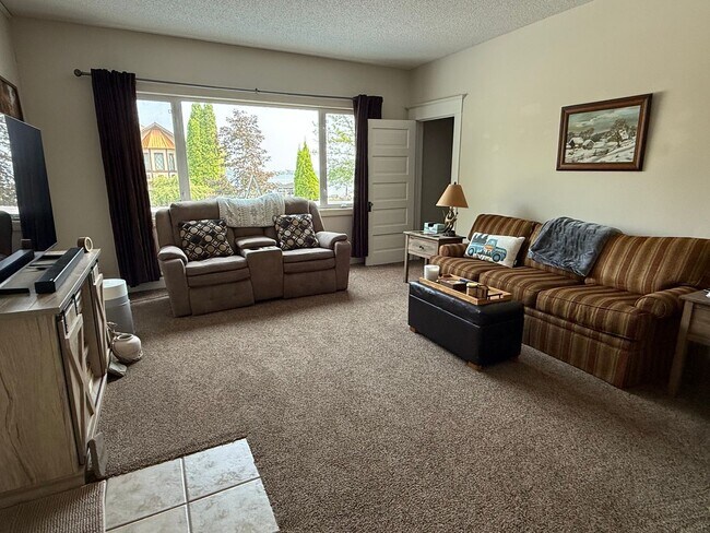 Building Photo - Charming Forest Lake View - Includes UTILITIES