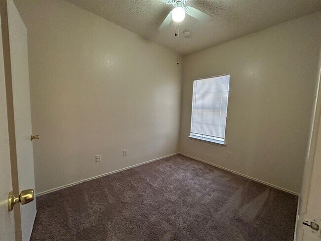 Building Photo - 1113 York Castle Dr