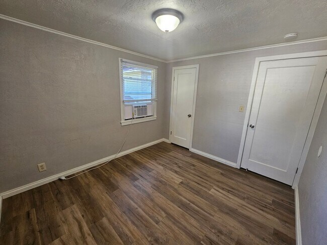 Building Photo - 2 Bedroom 1 Bath Upstairs Apartment in Chico!